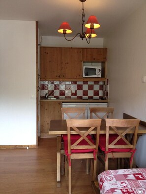 Dining - 100m from ski slopes, floor -2, balcony, parking, ski locker, 33m², Valloire (Valloire)