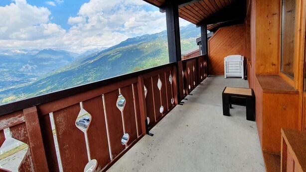 A wooden balcony with a view of mountains. - 10m from ski slopes, 5th floor, view mountain, balcony, tv, ski locker, 65m², Montchavin La Plagne (Bellentre)