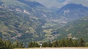 A valley with a town nestled among green hills and mountains. - 10m from ski slopes, 5th floor, view mountain, balcony, tv, ski locker, 65m², Montchavin La Plagne (Bellentre)