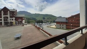 A hotel with a view of mountains, a parking lot, and a pedestrian walkway. - 70m from ski slopes, 1st floor, view ski slopes, balcony, ski locker, 25m², La Plagne (La Plagne)