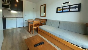 A compact living space with a kitchenette, a dining area, and a sofa. - 70m from ski slopes, 1st floor, view ski slopes, balcony, ski locker, 25m², La Plagne (La Plagne)