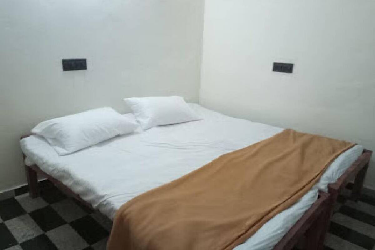 Deluxe Triple Room | Hypo-allergenic bedding available, WiFi (free), bed sheets