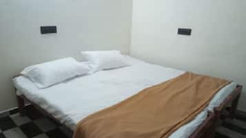 Deluxe Triple Room | Hypo-allergenic bedding, free WiFi, bed sheets