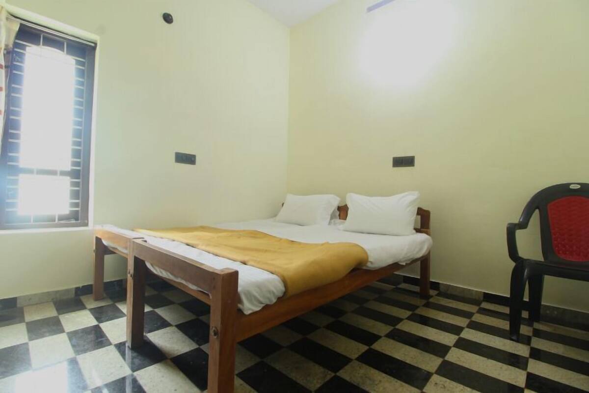 Standard Double Room | Hypo-allergenic bedding available, WiFi (free), bed sheets