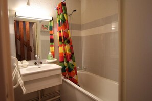Bathroom - At the foot of shops, 1st floor, terrace, parking, tv, 50m², Montgenèvre (Montgenèvre)