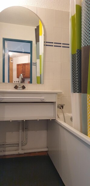Bathtub - 10m from resort center, 1st floor, parking, tv, ski locker, 32m², Valfréjus (Valfréjus)