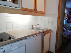 Fridge, microwave, oven, coffee/tea maker - 100m from ski slopes, 3rd floor, balcony, tv, ski locker, 27m², Valmorel (Valmorel)
