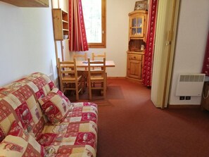 DVD player - 100m from ski slopes, 3rd floor, balcony, tv, ski locker, 27m², Valmorel (Valmorel)