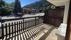 A balcony with a view of a parking lot and a building in the background. - Ground floor, balcony, tv, 30m², Pra Loup (Pra Loup)