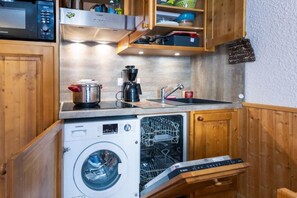 Jääkaappi, mikroaaltouuni, uuni, astianpesukone