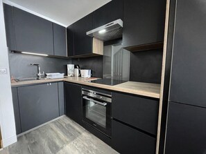 Fridge, oven, dishwasher, coffee/tea maker - 10m from ski slopes, 12nd floor, balcony, tv, ski locker, 39m², Les Menuires (Les Menuires)