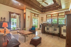 Deluxe Double or Twin Room | Living area - Villa Jepun (Seririt)