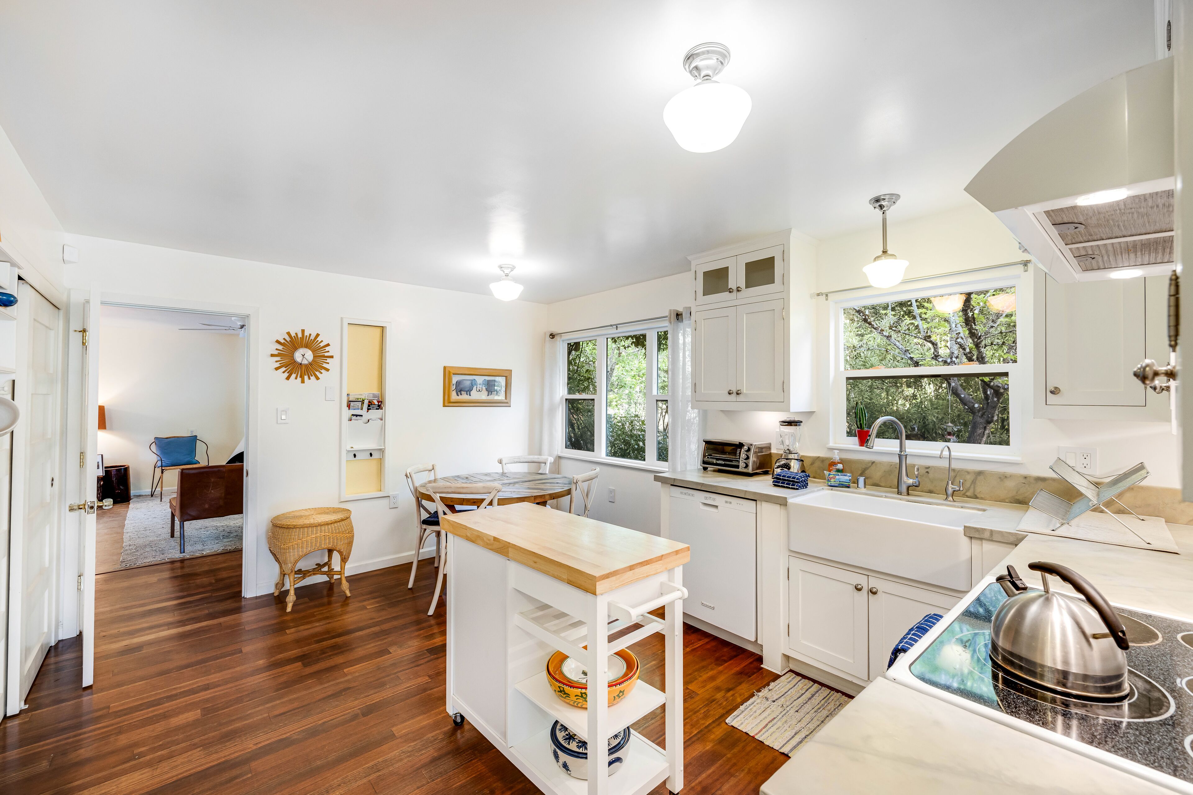 Private home w/creek access, stove, large yard, gas grill, firepit - dogs ok