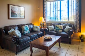 Fernseher, Bücher, Stereoanlage