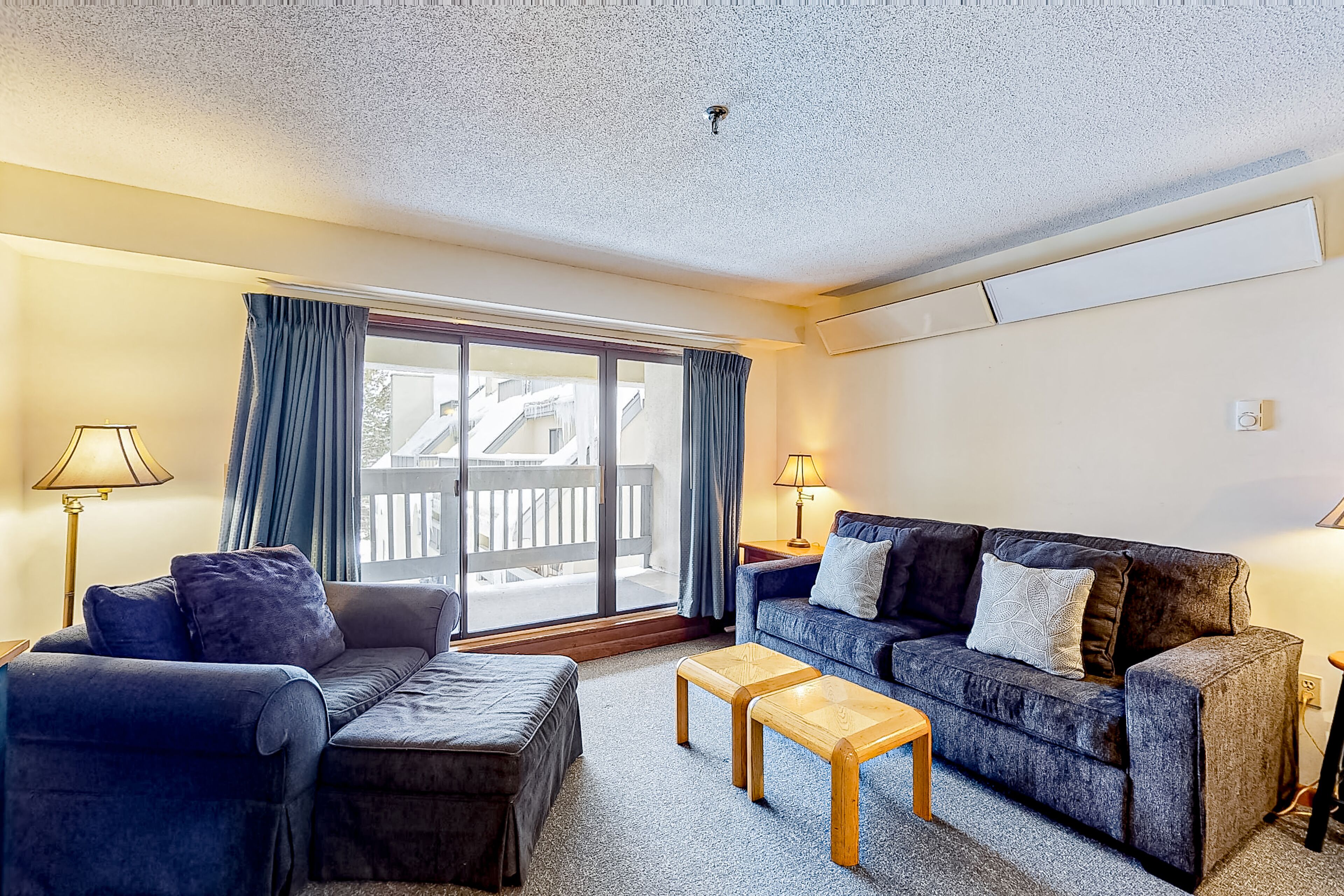 Mountain view condo with fast WiFi plus on-site amenities