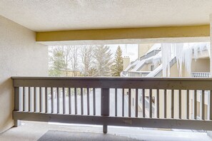 Property grounds - Mountain view condo with fast WiFi plus on-site amenities (Killington)