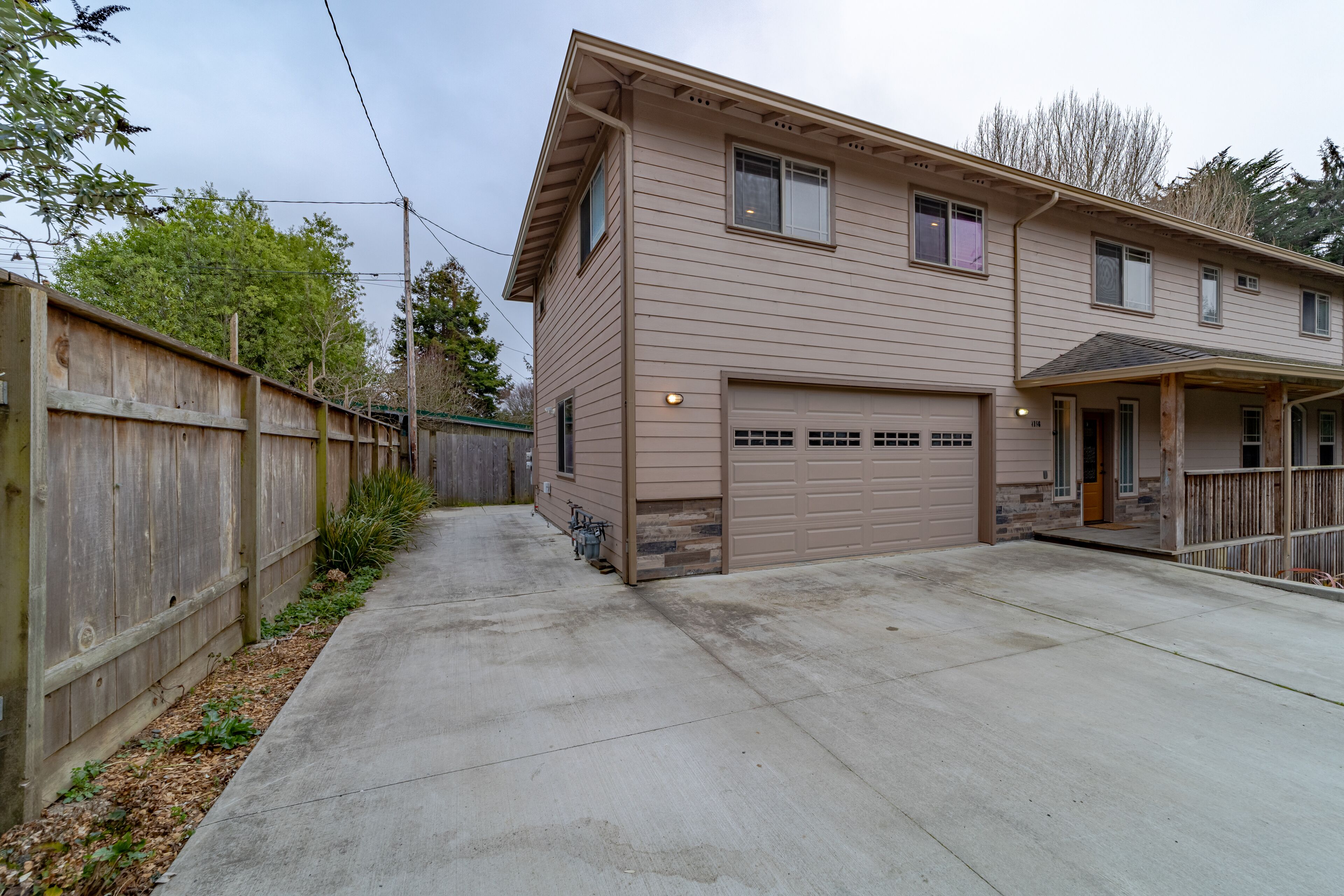 Contemporary dog-friendly condo with fast WiFi - near ocean and parks