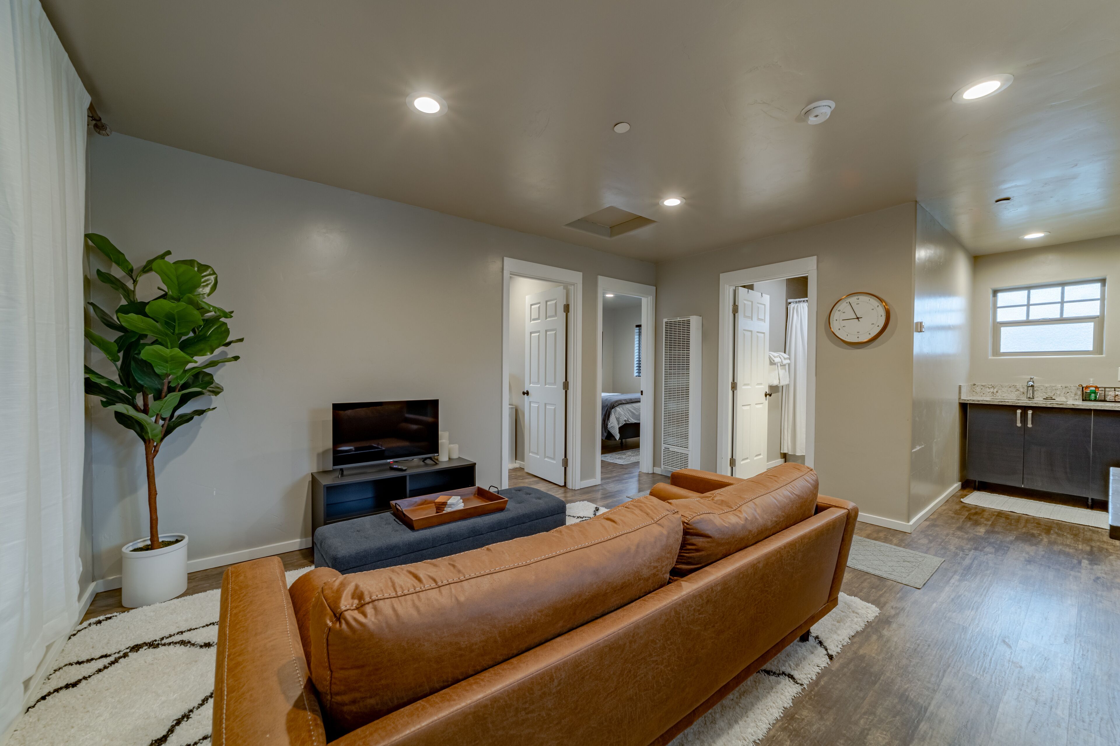 Contemporary dog-friendly condo with fast WiFi - near ocean and parks