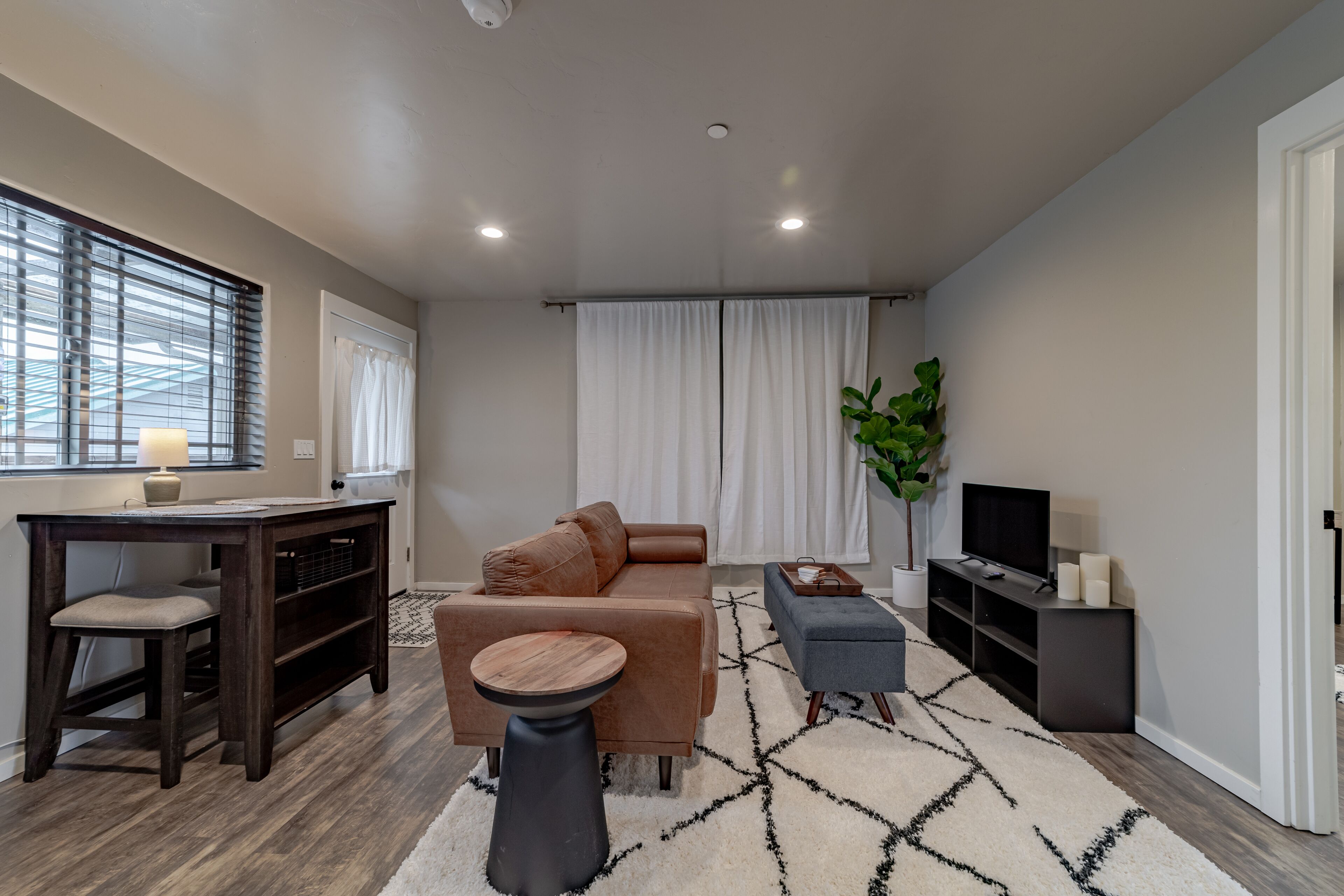 Contemporary dog-friendly condo with fast WiFi - near ocean and parks