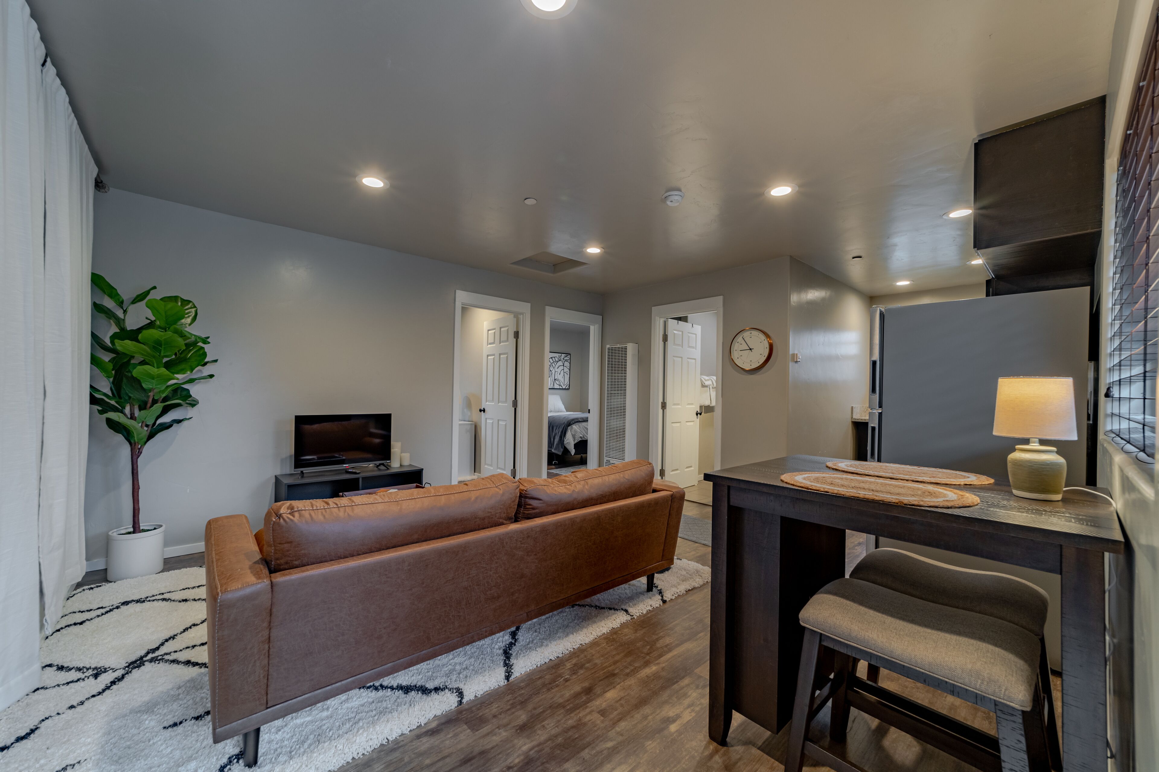 Contemporary dog-friendly condo with fast WiFi - near ocean and parks