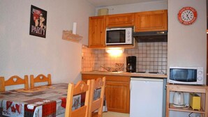 Kaffetrakter/tekoker, kjøleskap, mikrobølgeovn og ovn