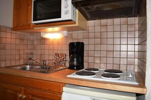 Fridge, microwave, oven, coffee/tea maker