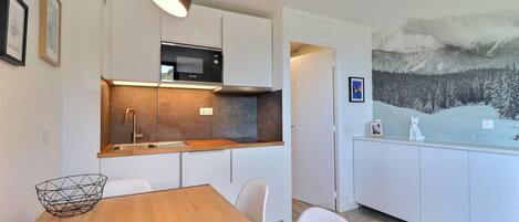 Kühlschrank, Mikrowelle, Ofen, Geschirrspüler