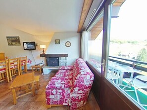 TV - 1st floor, view ski slopes, balcony, fireplace or stove, parking, tv, 50m², Le Grand Bornand (Le Grand-Bornand)