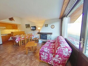 TV - 1st floor, view ski slopes, balcony, fireplace or stove, tv, 50m², Le Grand Bornand (Le Grand-Bornand)