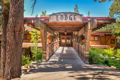 Comfortable Condo with Shared Pool, Gas Fireplace & Washer/Dryer