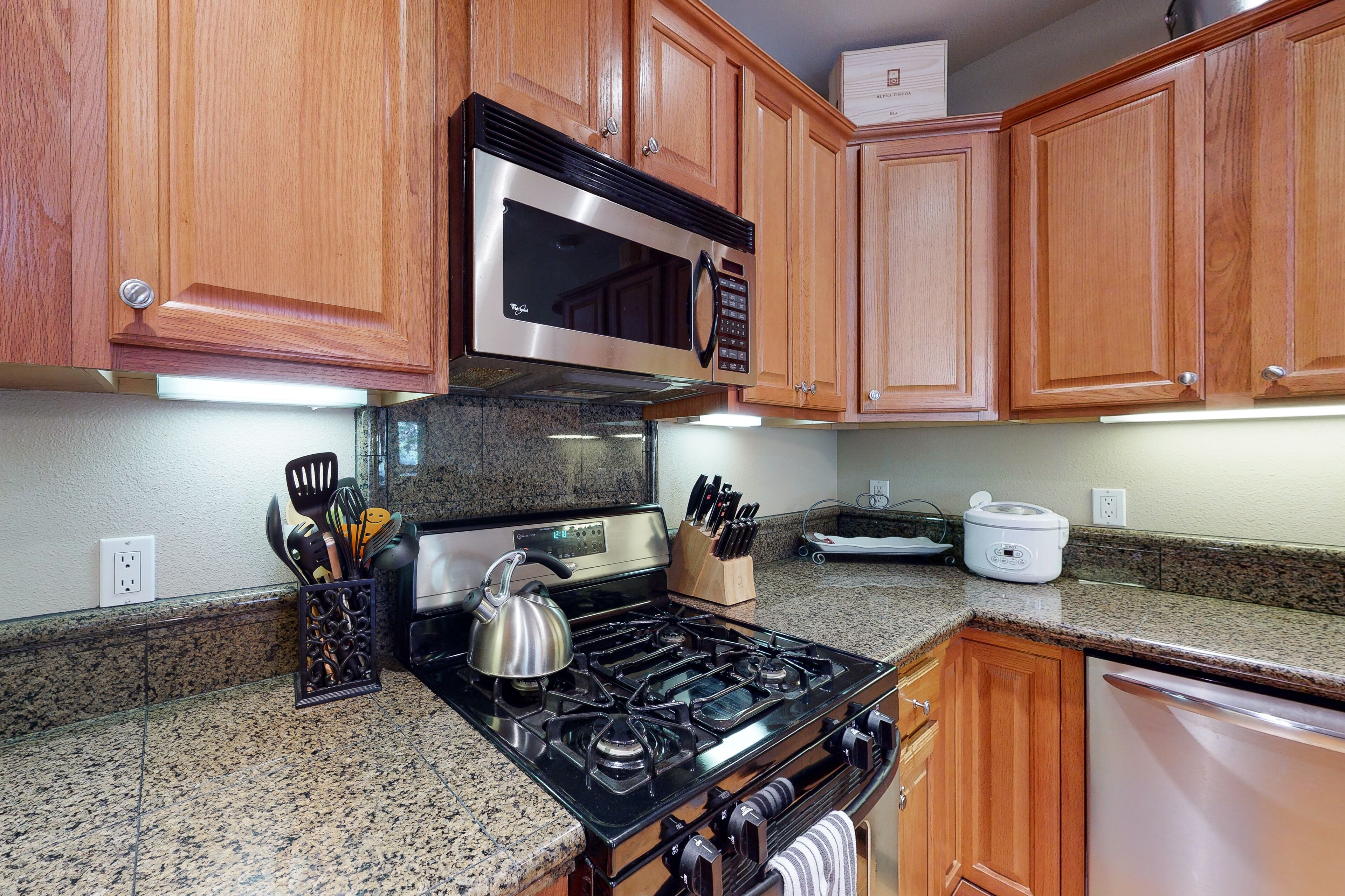 Comfortable Condo with WiFi, Shared Pool, Gas Fireplace, & Private Washer/Dryer