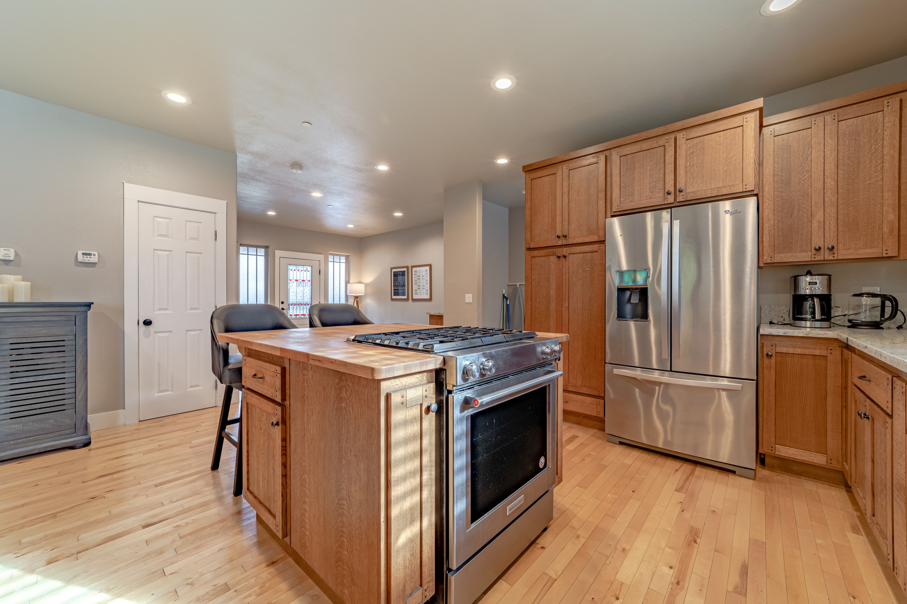 Peaceful dog-friendly house with fast WiFi, fireplace, and washer/dryer