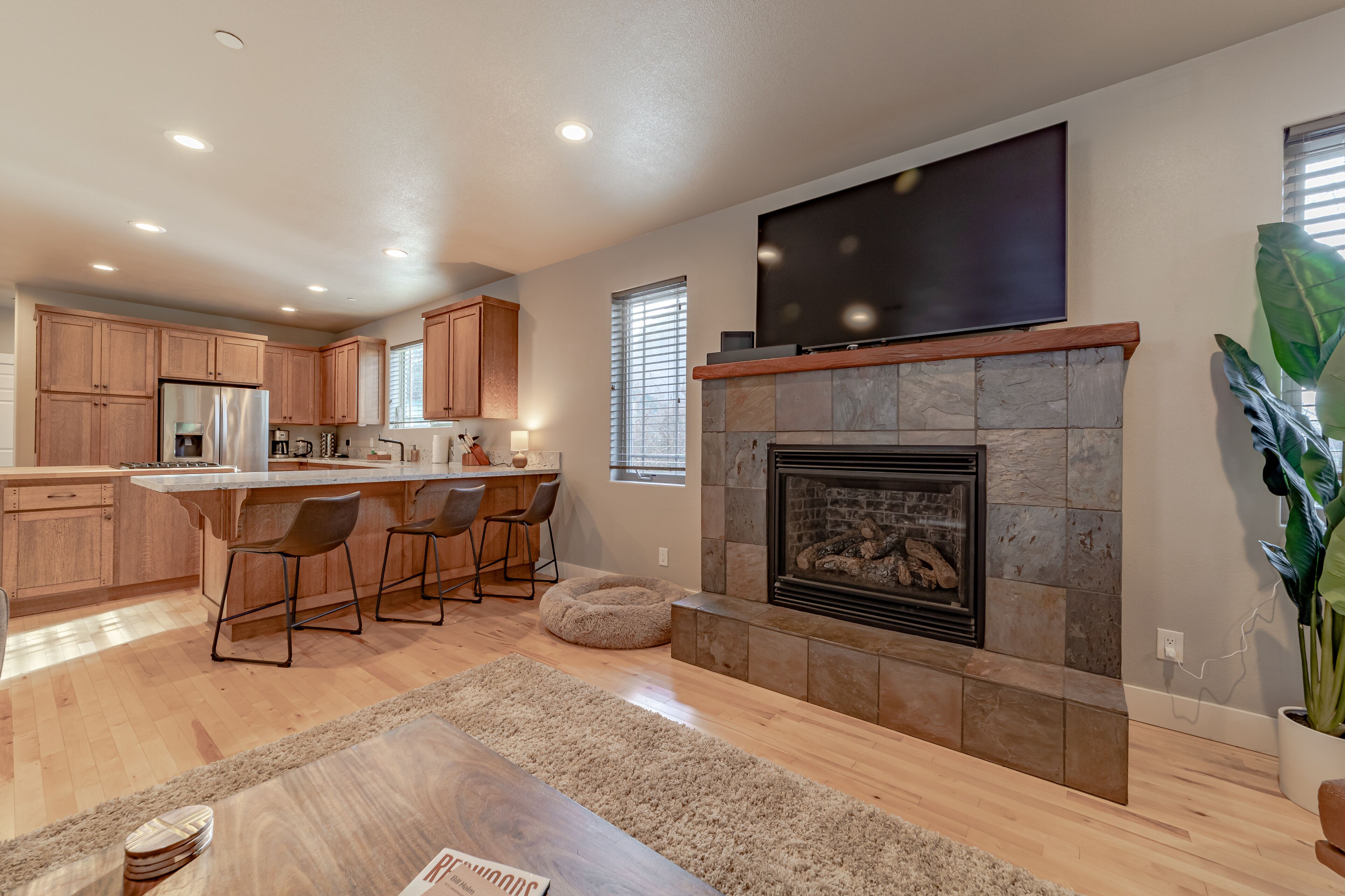 Peaceful dog-friendly house with fast WiFi, fireplace, and washer/dryer