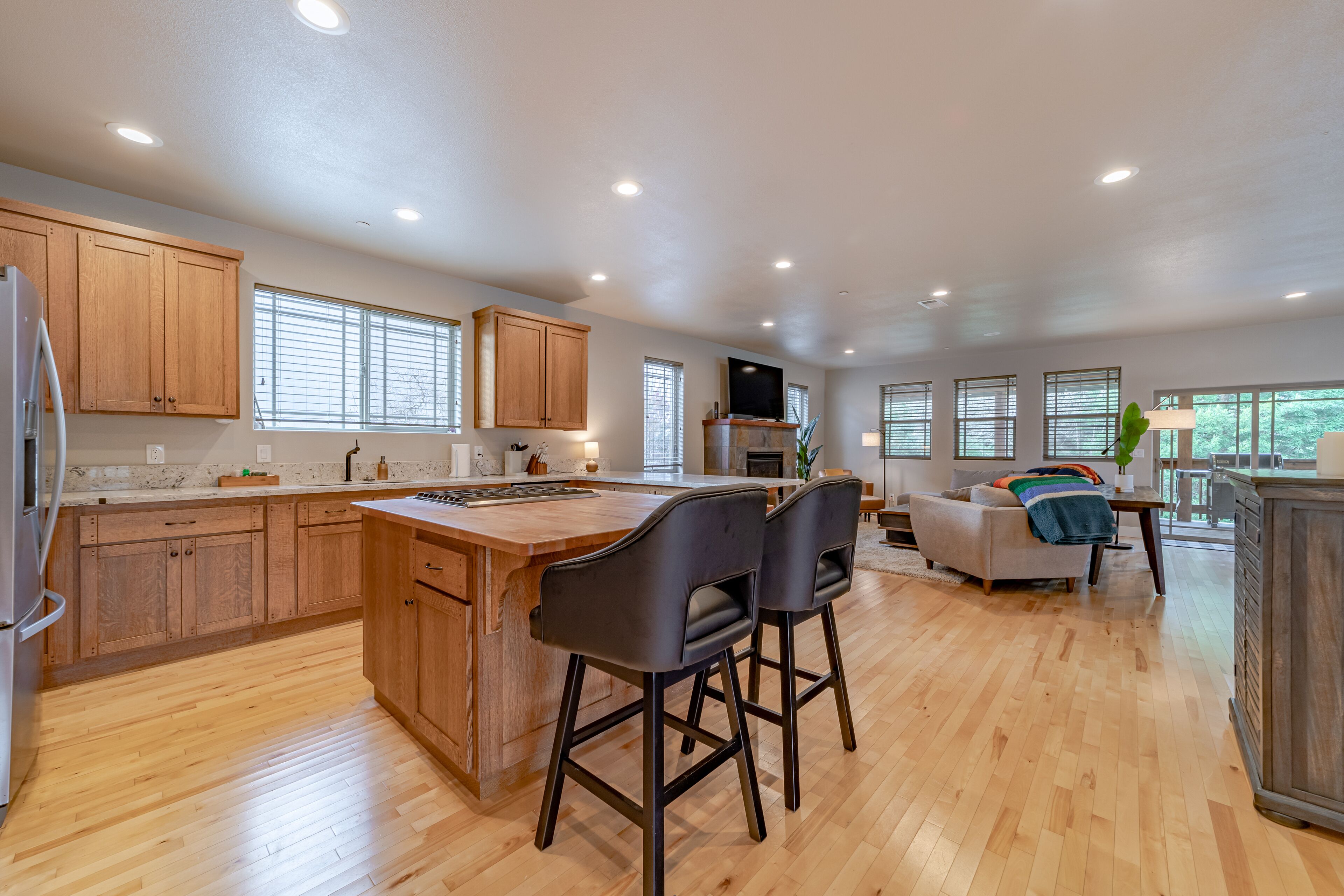 Peaceful dog-friendly house with fast WiFi, fireplace, and washer/dryer