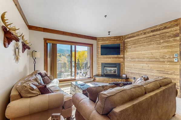 Televisión y chimenea 