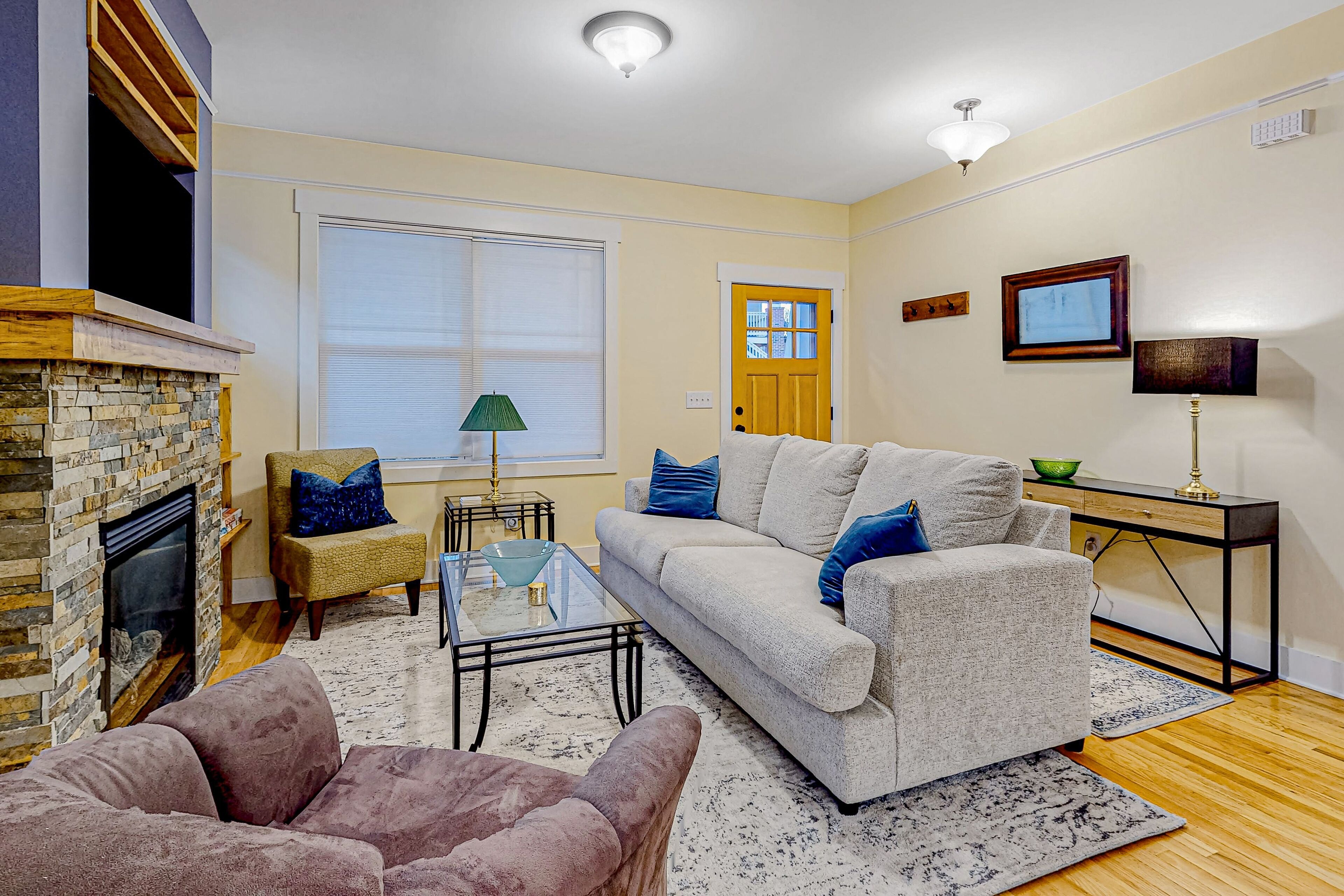 Mountain View Getaway Near Town with High-Speed WiFi and Private Balcony