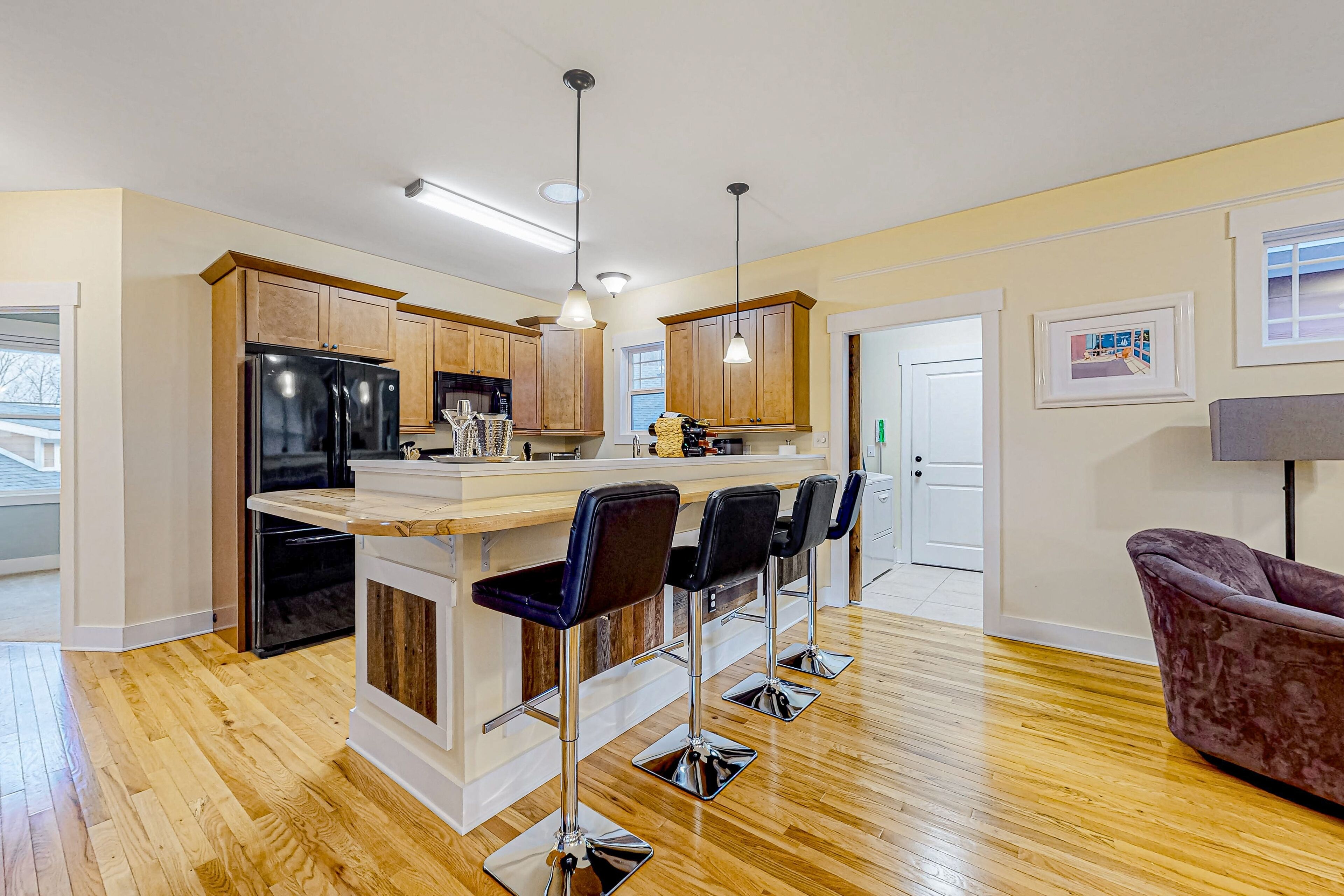 Mountain View Getaway Near Town with High-Speed WiFi and Private Balcony