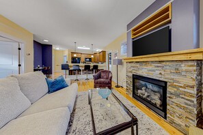 TV, fireplace - Mountain View Getaway Near Town with High-Speed WiFi and Private Balcony (Asheville)