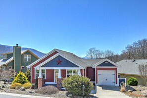 Exterior - Mountain View Getaway Near Town with High-Speed WiFi and Private Balcony (Asheville)