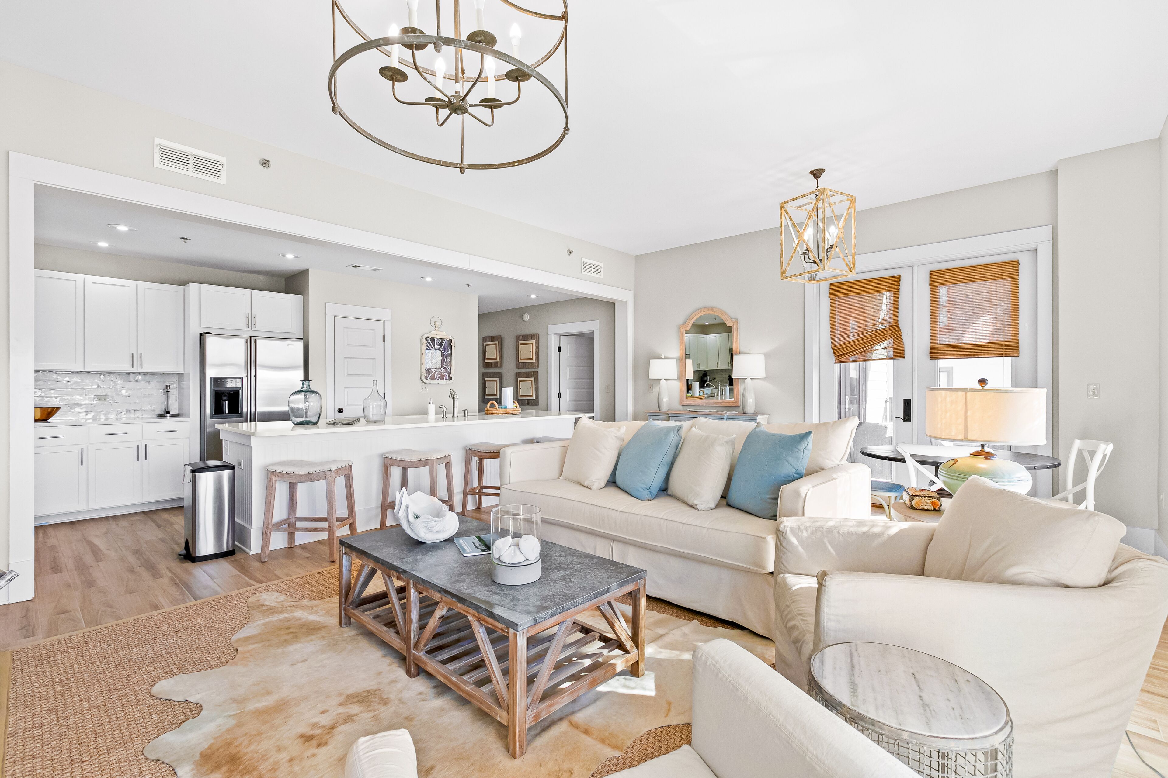 Upscale third-floor condo with pool, fast WiFi & AC - walk to beach & dining