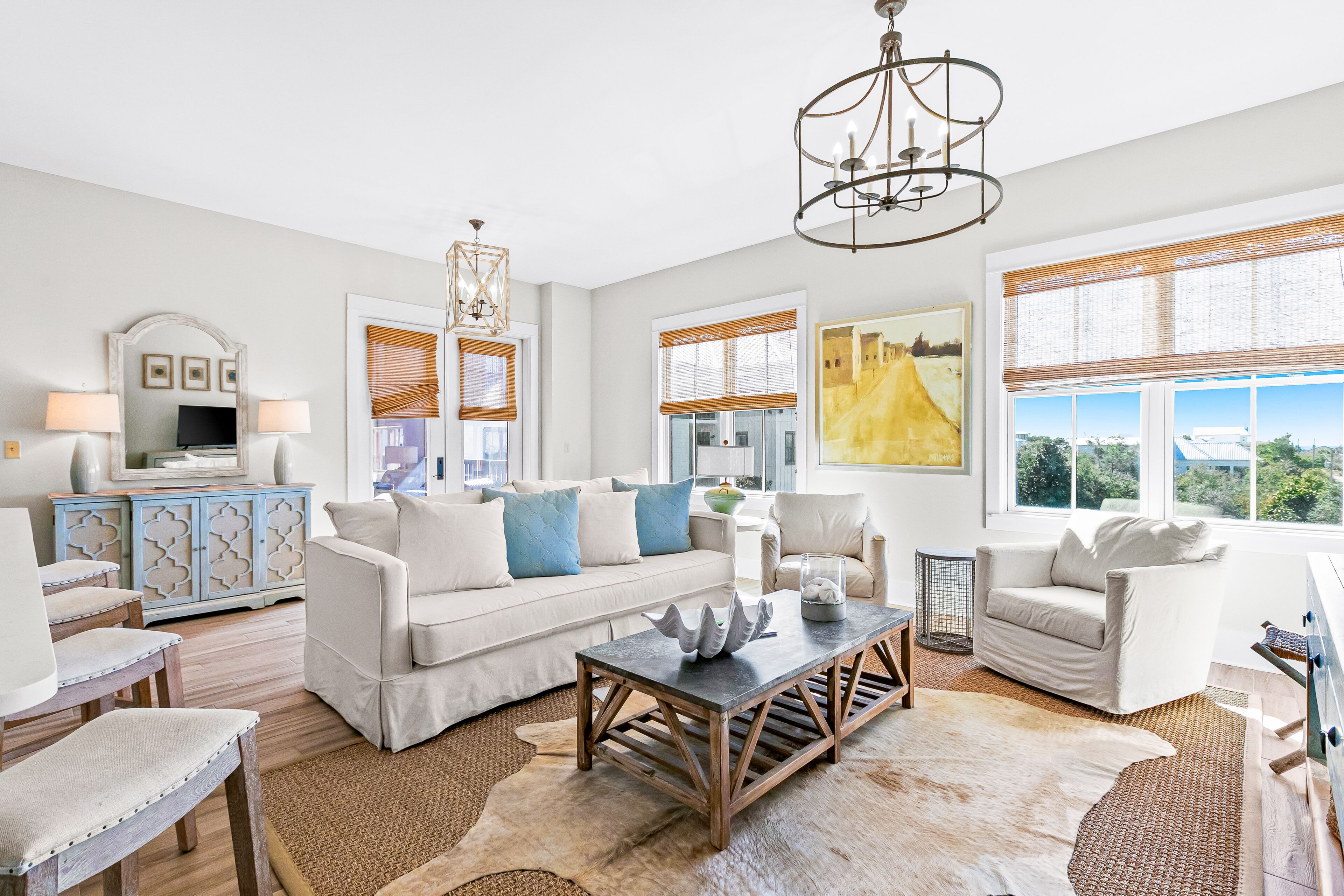 Upscale third-floor condo with pool, fast WiFi & AC - walk to beach & dining