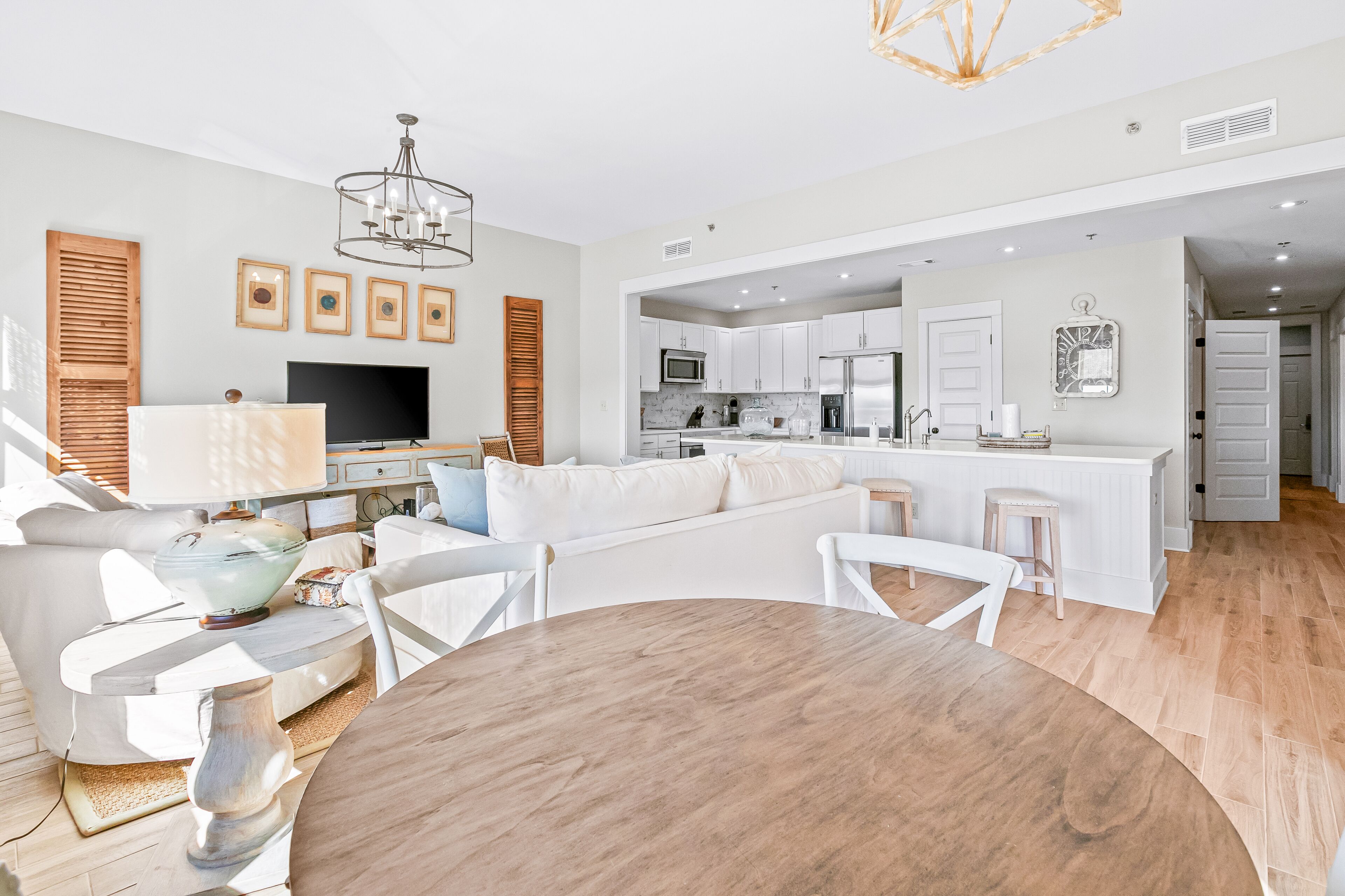 Upscale third-floor condo with pool, fast WiFi & AC - walk to beach & dining