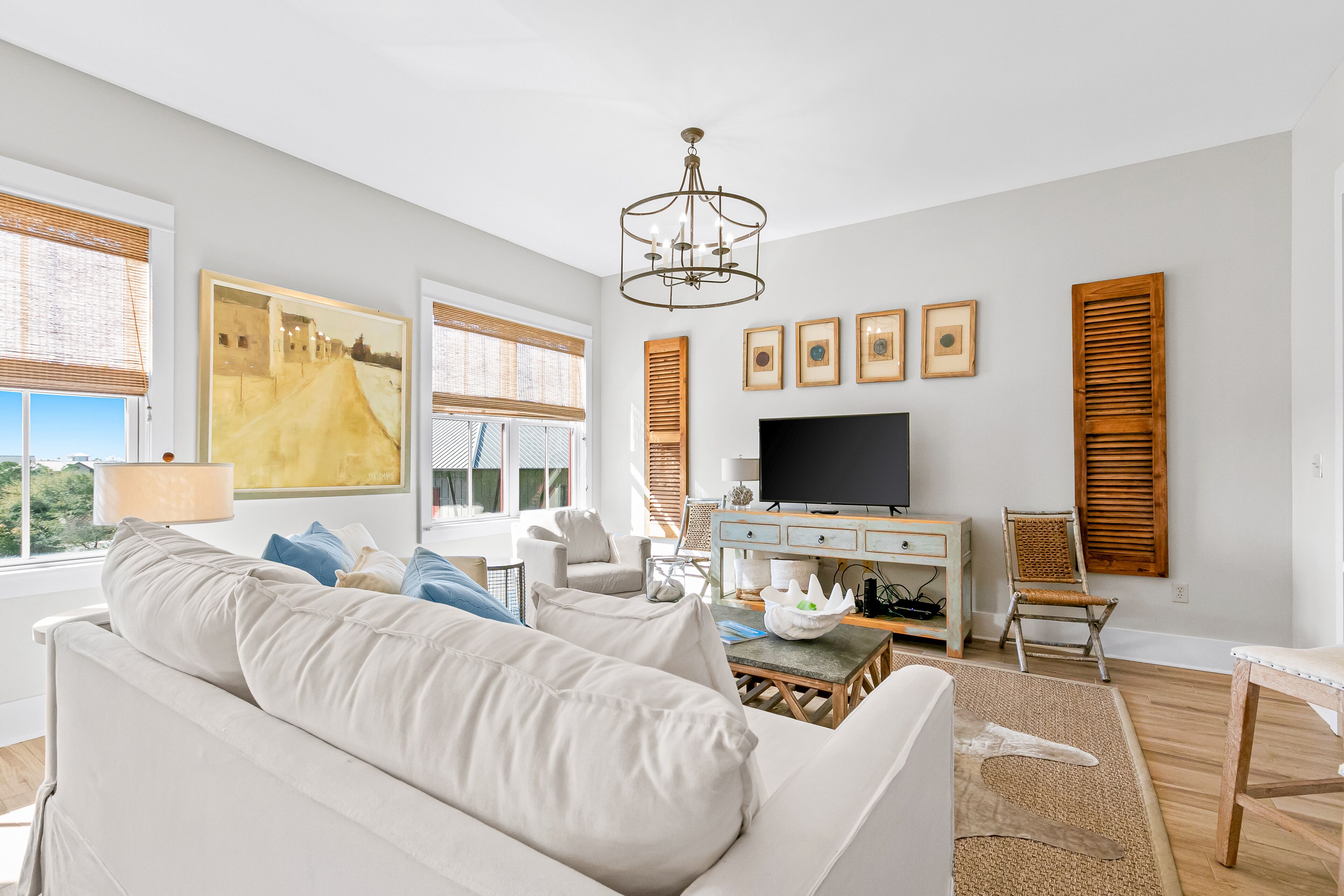 Upscale third-floor condo with pool, fast WiFi & AC - walk to beach & dining