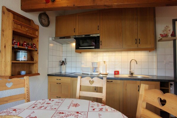 Kylskåp, mikrovågsugn, ugn och diskmaskin