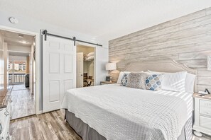 1 bedroom, iron/ironing board, internet, bed sheets - Golf-course-adjacent condo with WiFi, pool, hot tub & gym (Branson)