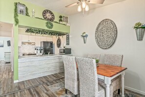 Dining - Golf-course-adjacent condo with WiFi, pool, hot tub & gym (Branson)