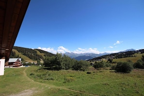 View from property - 250m from resort center, 3rd floor, balcony, tv, ski locker, 24-27m², Les Saisies (Les Saisies)