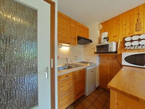Een koelkast, een microgolfoven, een oven