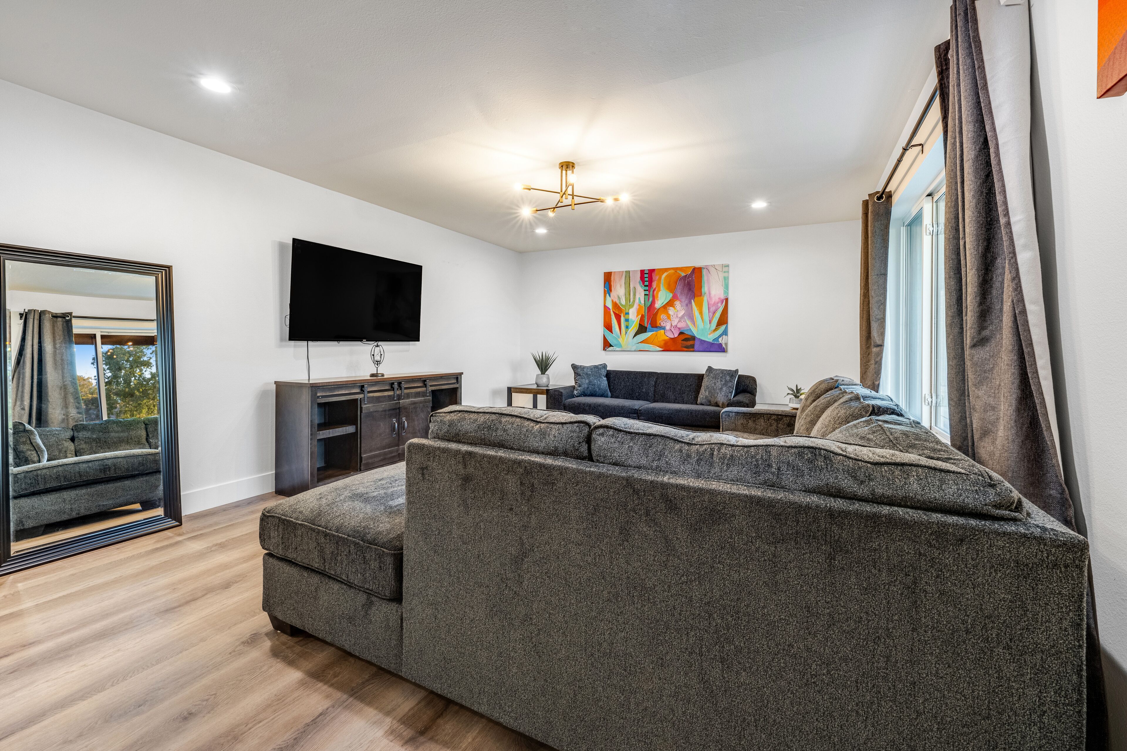 Stylish desert oasis with fast WiFi, fenced yard, & screened patio