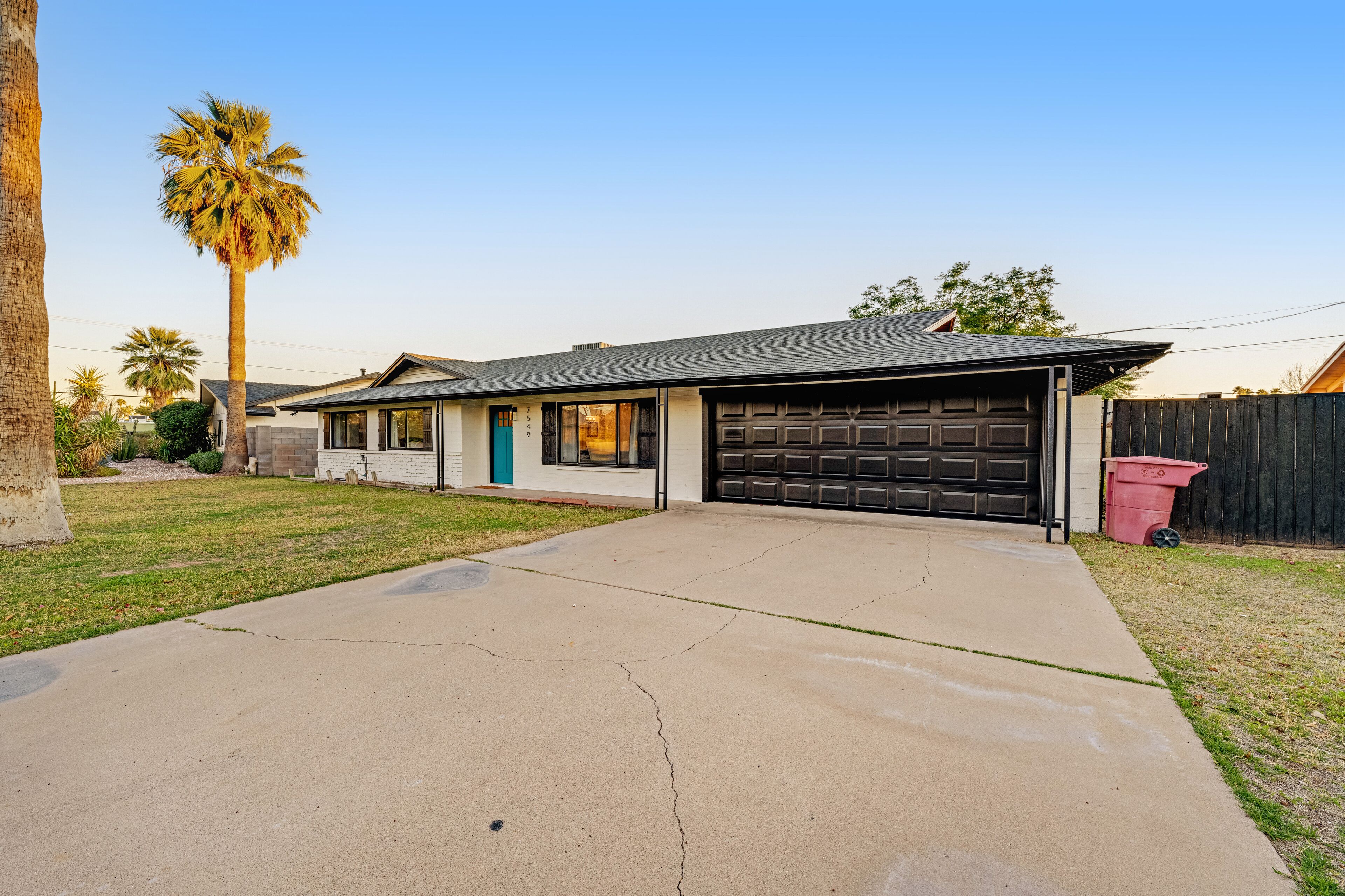 Stylish desert oasis with fast WiFi, fenced yard, & screened patio